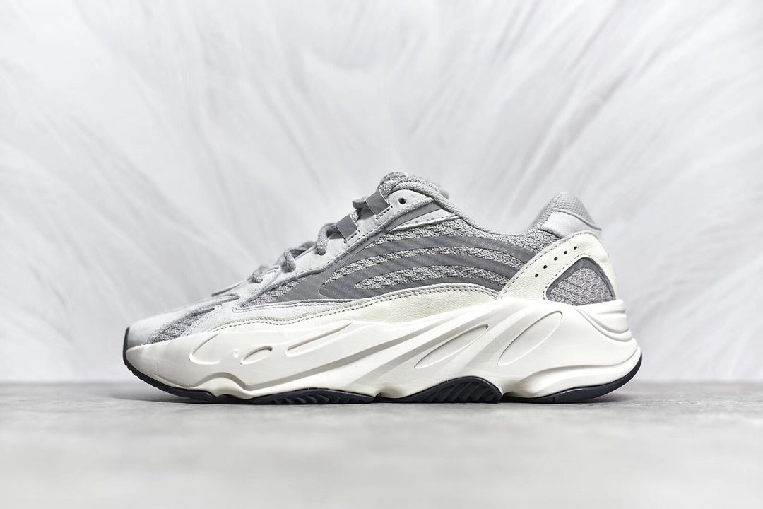 아디다스 YEEZY BOOST 700 V2 “STATIC”